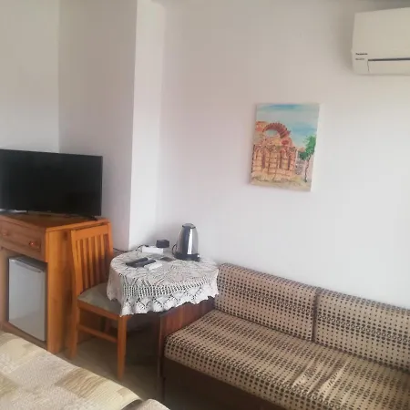 антон петров Πανσιόν Νεσέμπαρ