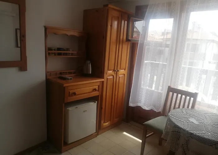 антон петров Πανσιόν Νεσέμπαρ